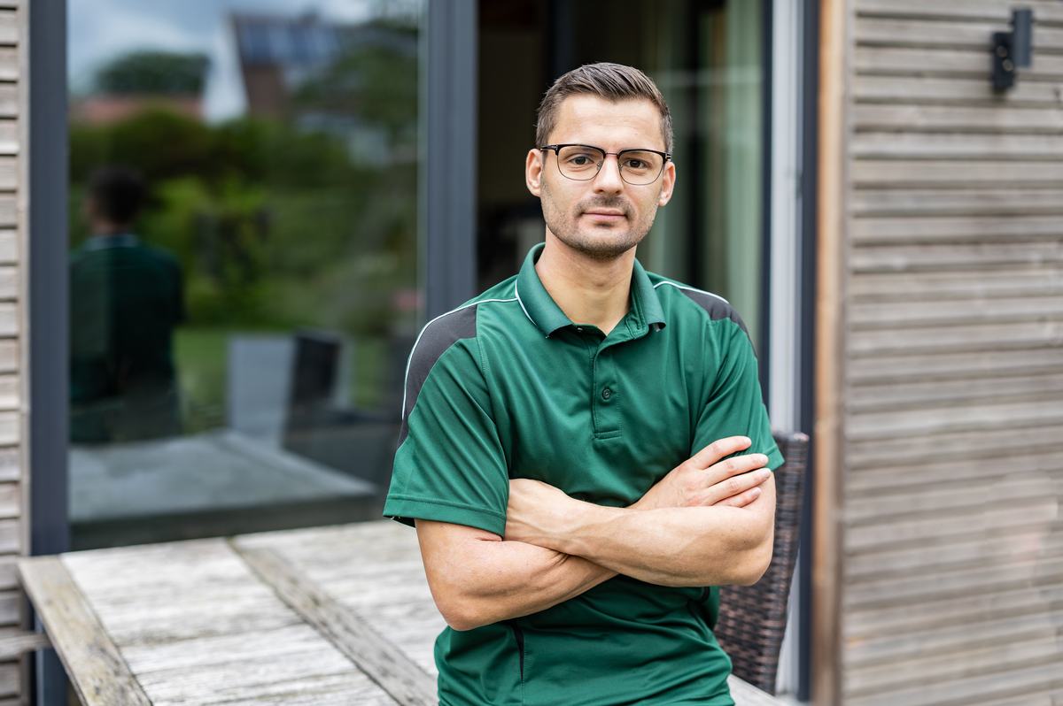 Benjamin Schink von natürlich grün am Terrassentisch in Oldenburg
