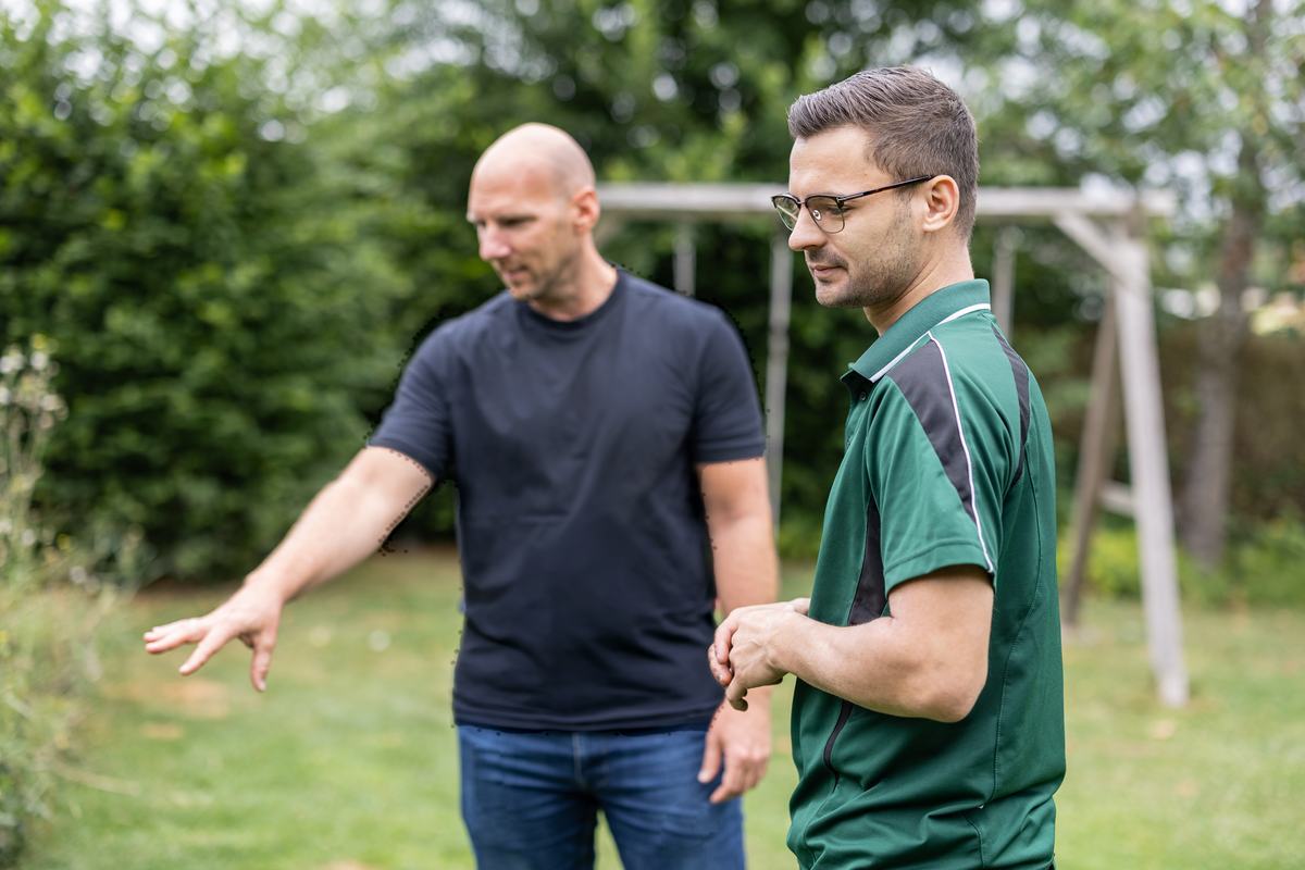Gartenplanung in Oldenburg, Benjamin Schink berät im Garten