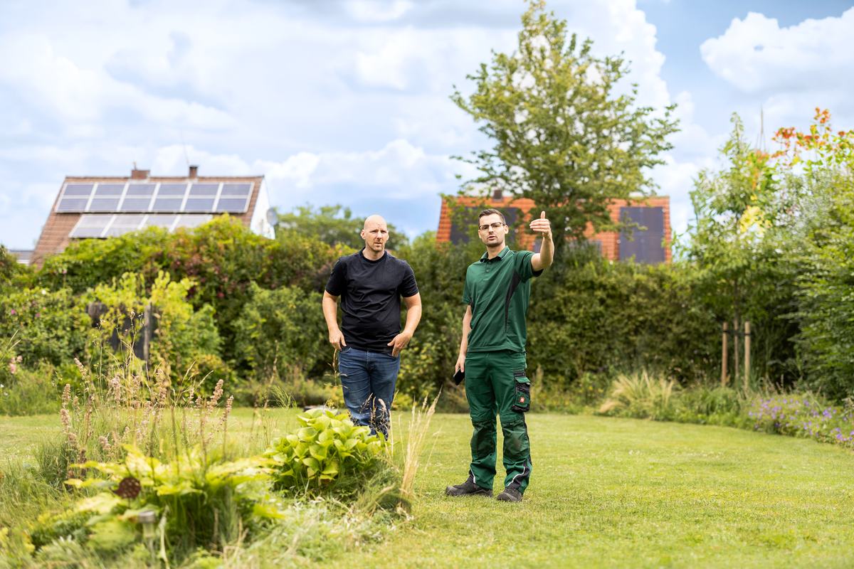 Benjamin Schink mit einem Kunden im Garten in Oldenburg